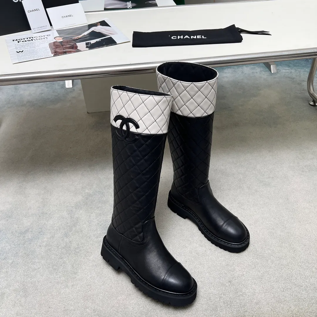 👟👟Ex-factory price 940👟👟 High version of Chanel CHANEL, 🌞🌞🌞Xiaoxiang 2024b autumn and winter counter’s latest short boots, a must-have item for this autumn and winter! ! Ms. Chanel loves simple yet irresistible combinations to show her unique style. Mix and match freely to shine⚡Follow Grandma’s fashion steps! ! ! The top-notch craftsmanship and texture are perfectly presented. No matter any details, you can compare them with the counters. The best quality products can be entered and exited from the counters at will! ! ❶Fabric: Imported cowhide➕Patent leather➕Electric embroidered rhombus ❷Inner lining: Imported sheepskin➕cowhide ❸Foot pads: Imported cowhide lining ❹Outsole: Original molded sole ❺Heel height: 5cm ❻Boot shaft height: 14.5 inches ❼Number: 35-40 (40 and 41 are customized and non-refundable)